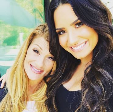 Dianna De La Garza with her daughter, Demi Lovato.